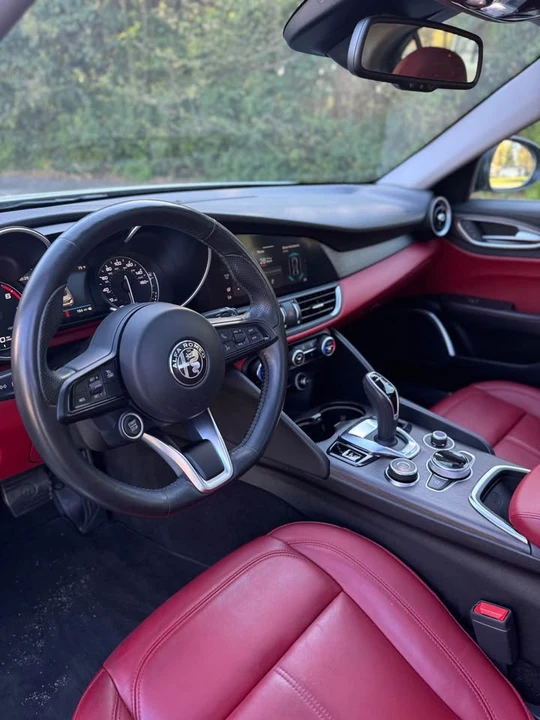 2018 Alfa Romeo Giulia - Image 9 of 19