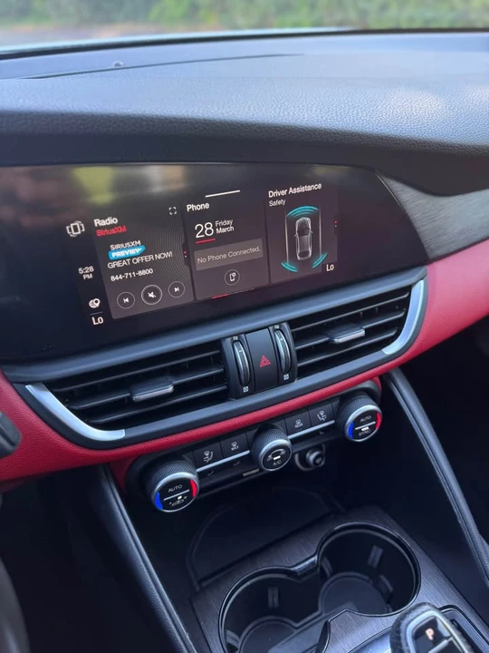 2018 Alfa Romeo Giulia - Image 15 of 19