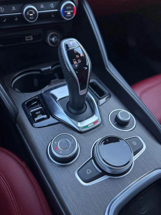 2018 Alfa Romeo Giulia - Image 16 of 19
