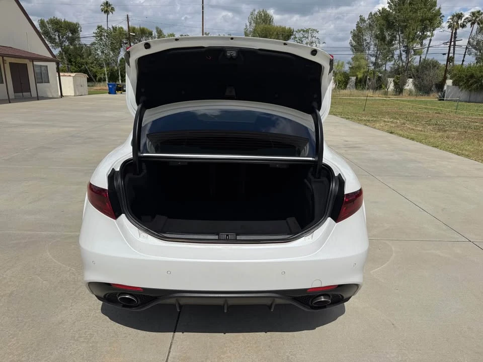 2018 Alfa Romeo Giulia - Image 13 of 17