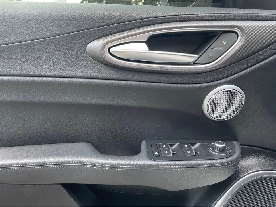 2018 Alfa Romeo Giulia - Image 11 of 18