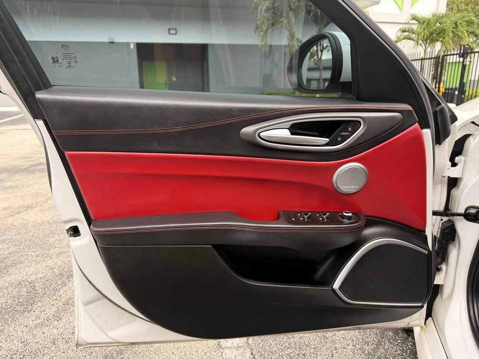 2018 Alfa Romeo Giulia - Image 14 of 16