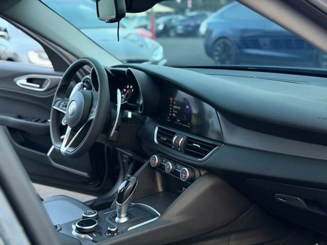 2018 Alfa Romeo Giulia - Image 15 of 24