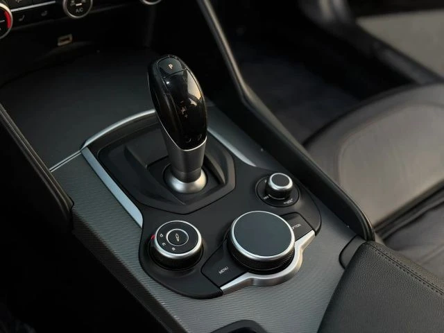 2018 Alfa Romeo Giulia - Image 23 of 31