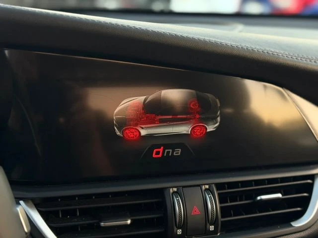 2018 Alfa Romeo Giulia - Image 27 of 31