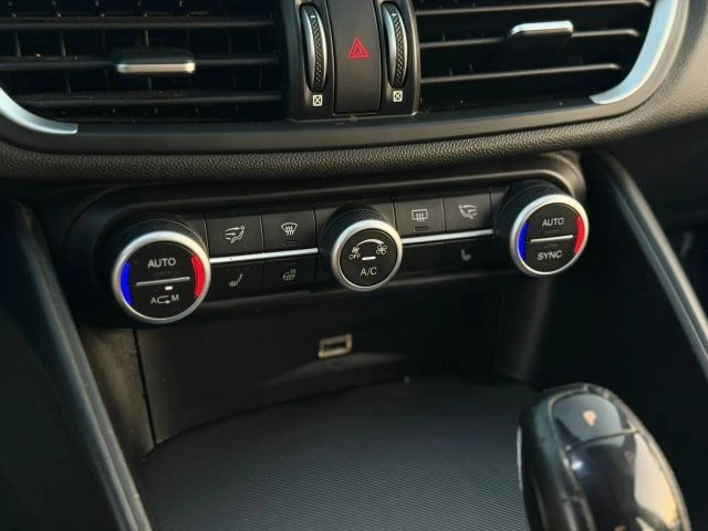 2018 Alfa Romeo Giulia - Image 25 of 31