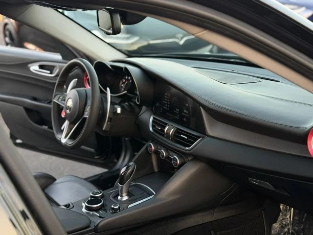 2018 Alfa Romeo Giulia - Image 17 of 31