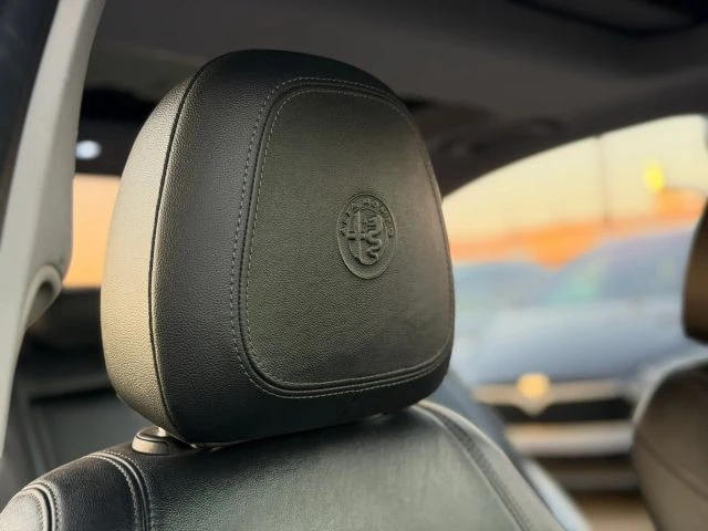 2018 Alfa Romeo Giulia - Image 14 of 31