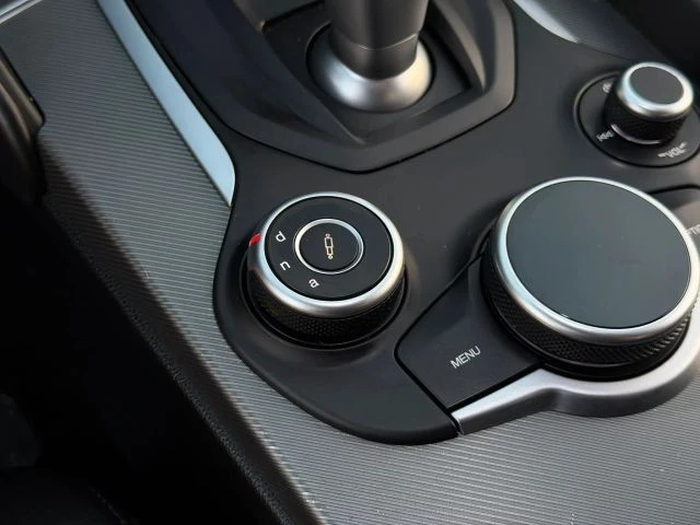 2018 Alfa Romeo Giulia - Image 24 of 31