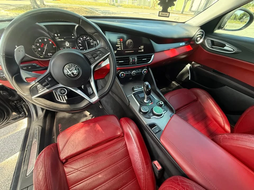 2018 Alfa Romeo Giulia - Image 15 of 18
