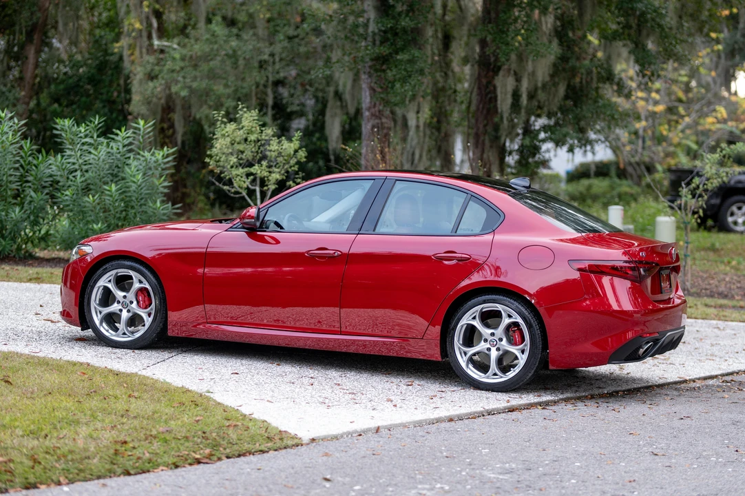 2018 Alfa Romeo Giulia - Image 14 of 31