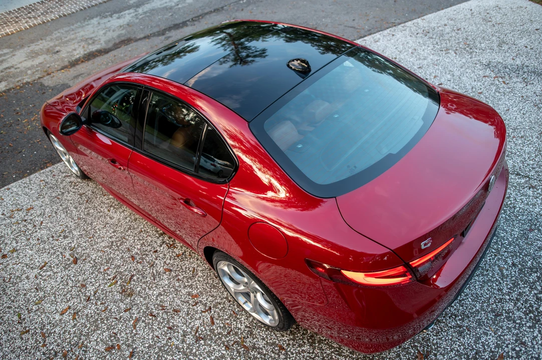 2018 Alfa Romeo Giulia - Image 16 of 31