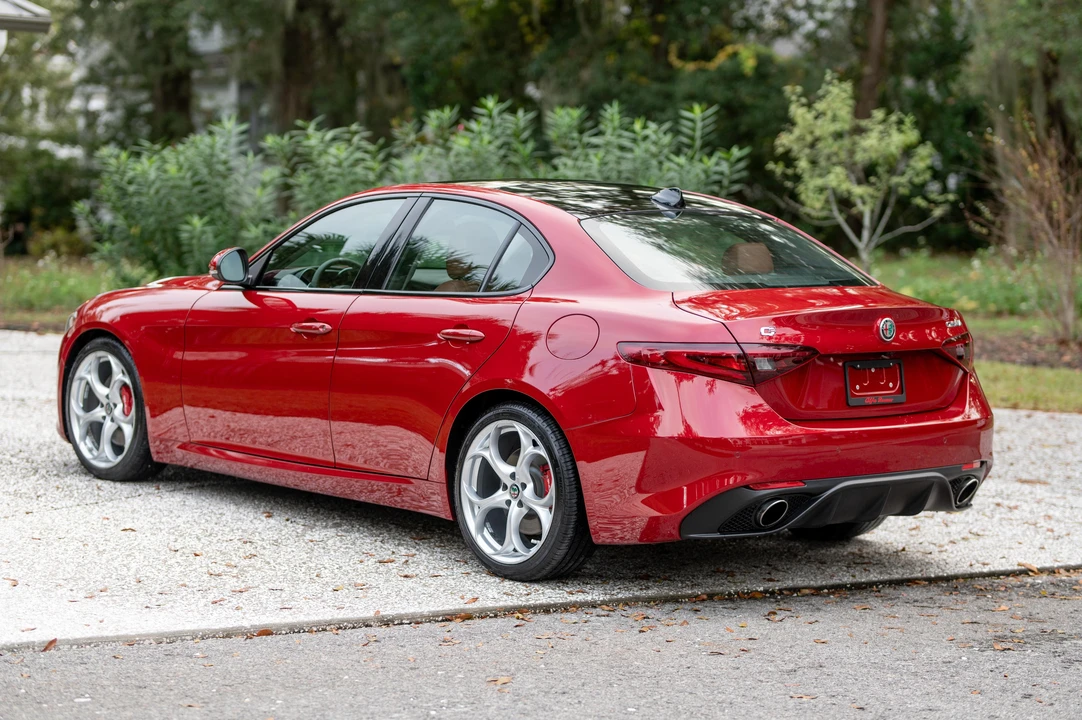 2018 Alfa Romeo Giulia - Image 15 of 31
