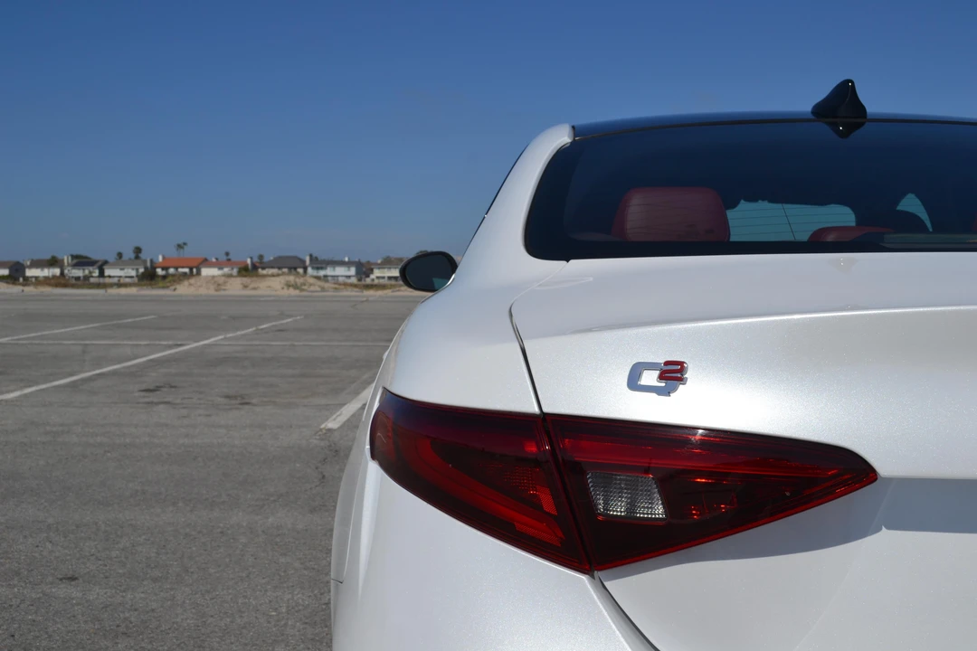 2018 Alfa Romeo Giulia - Image 15 of 31