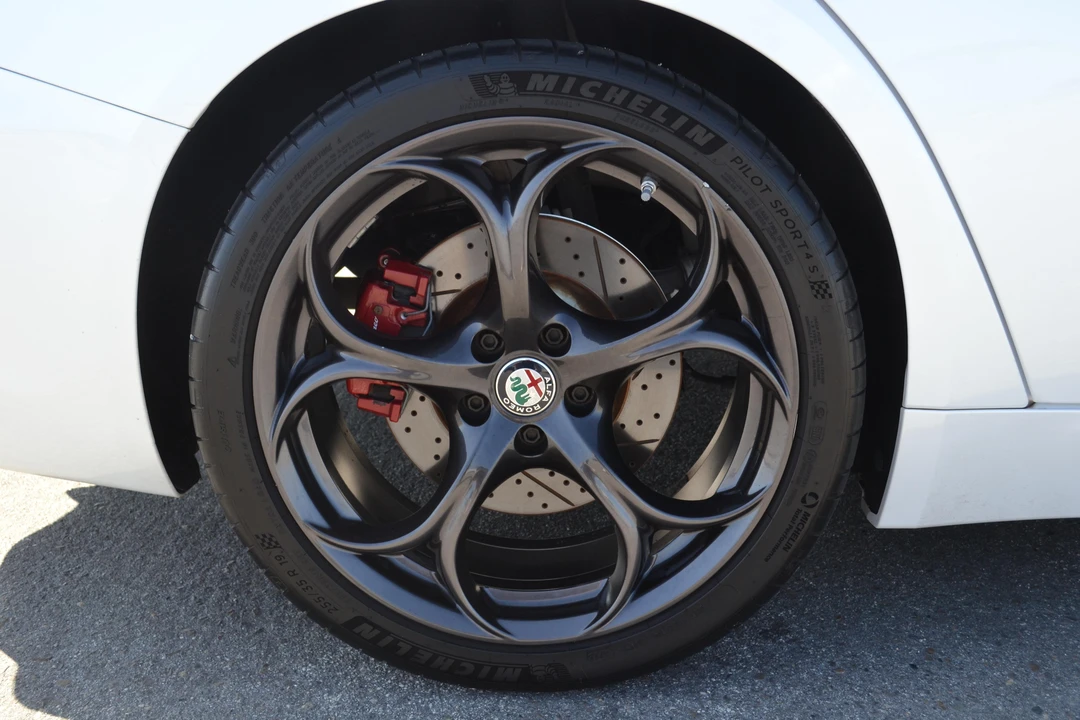 2018 Alfa Romeo Giulia - Image 28 of 31