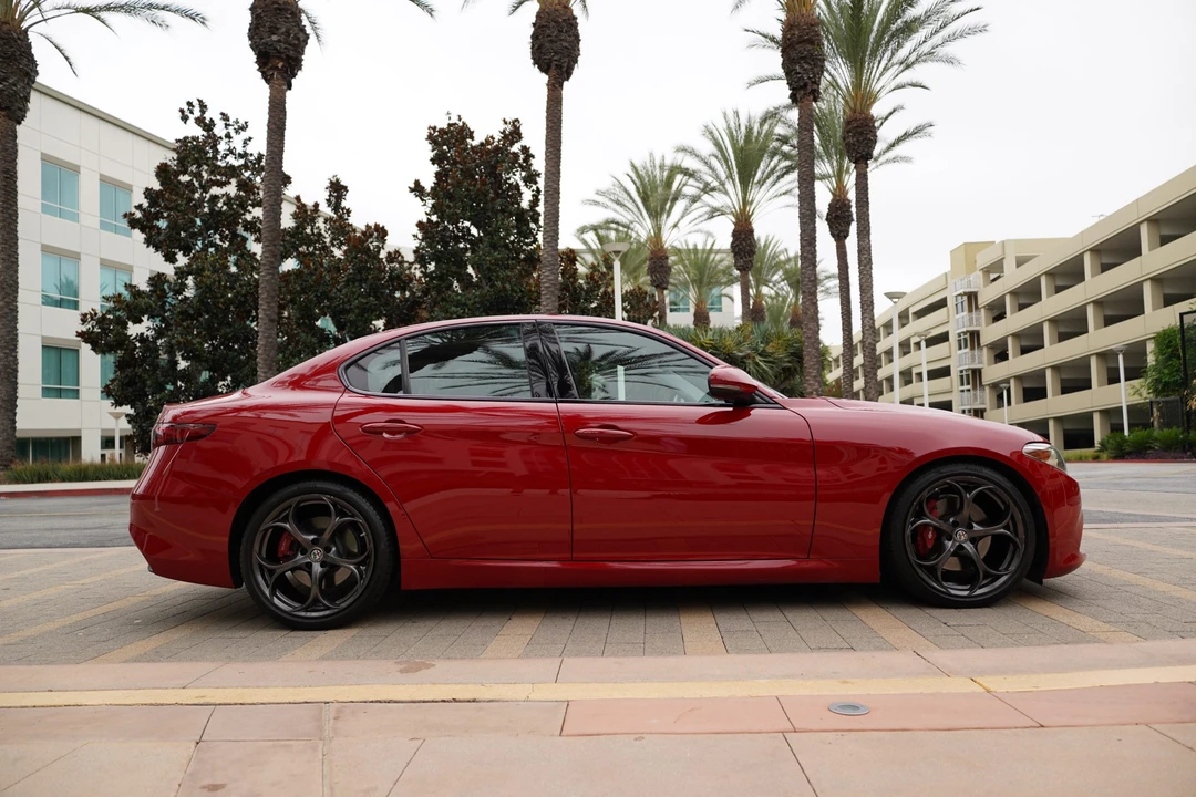 2018 Alfa Romeo Giulia - Image 11 of 31