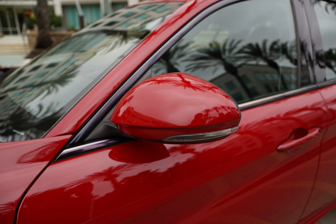 2018 Alfa Romeo Giulia - Image 17 of 31