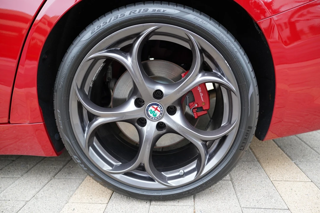 2018 Alfa Romeo Giulia - Image 29 of 31