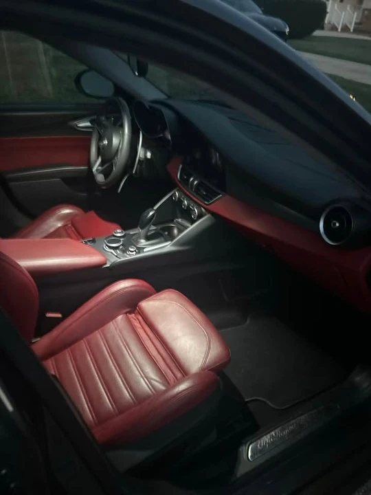 2018 Alfa Romeo Giulia - Image 15 of 19