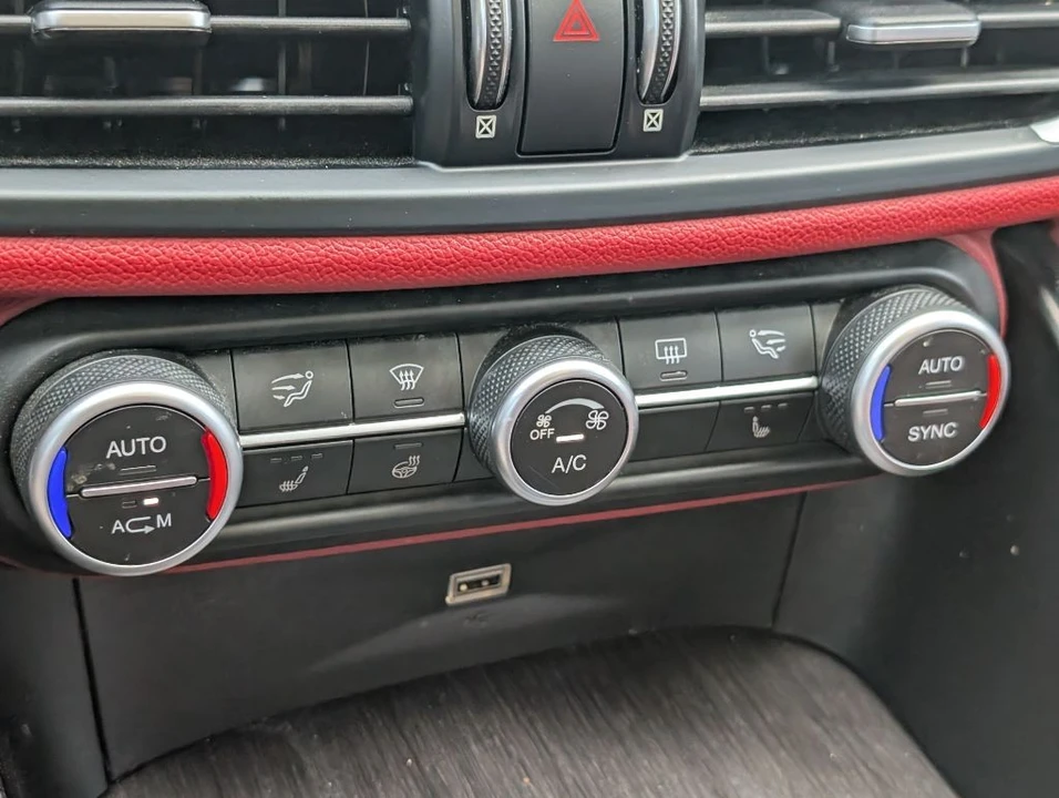 2018 Alfa Romeo Giulia - Image 19 of 25