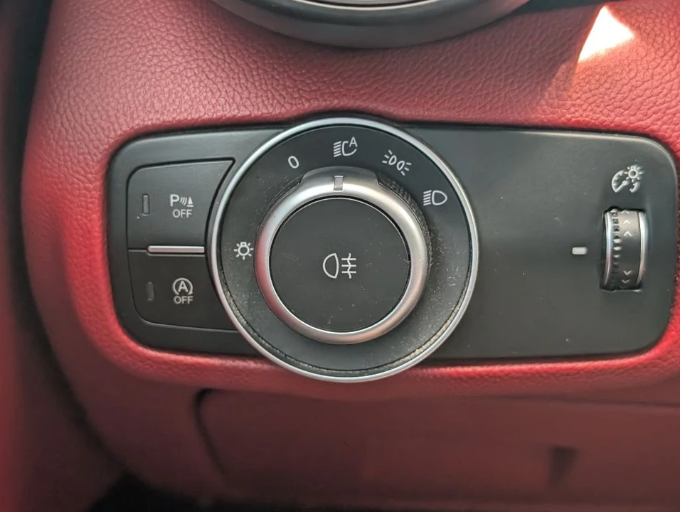 2018 Alfa Romeo Giulia - Image 11 of 25