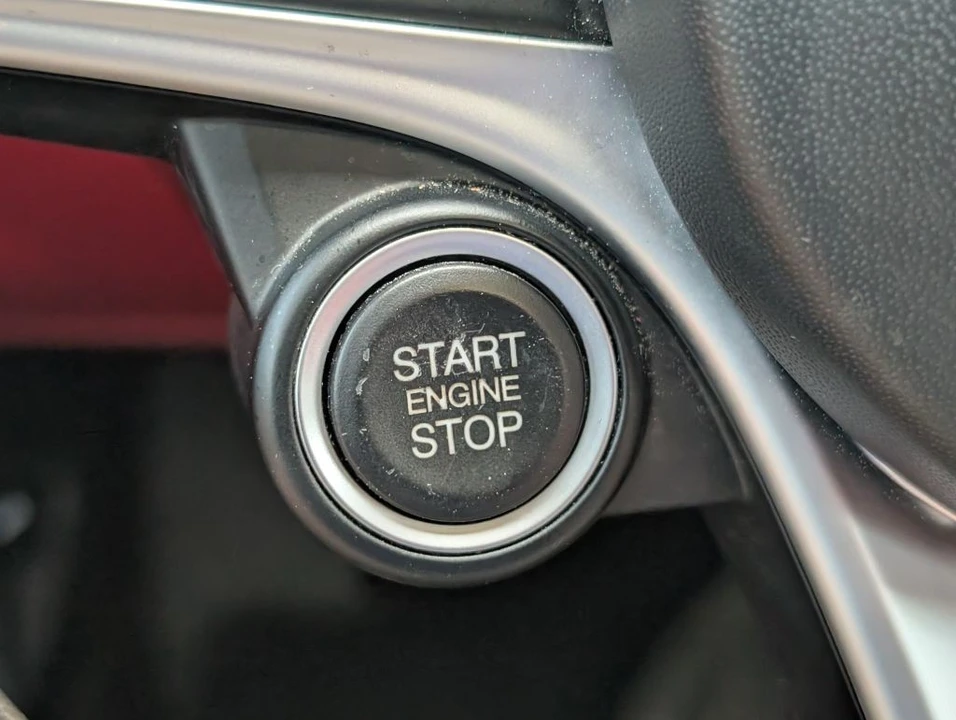 2018 Alfa Romeo Giulia - Image 13 of 25