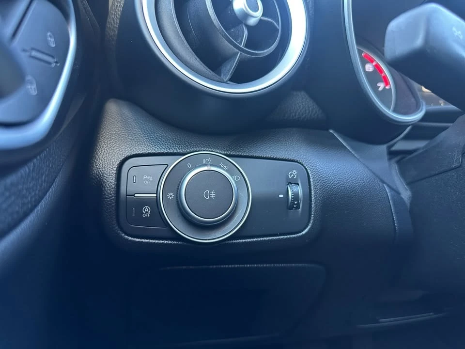 2018 Alfa Romeo Giulia - Image 16 of 19