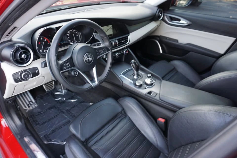 2018 Alfa Romeo Giulia - Image 13 of 20