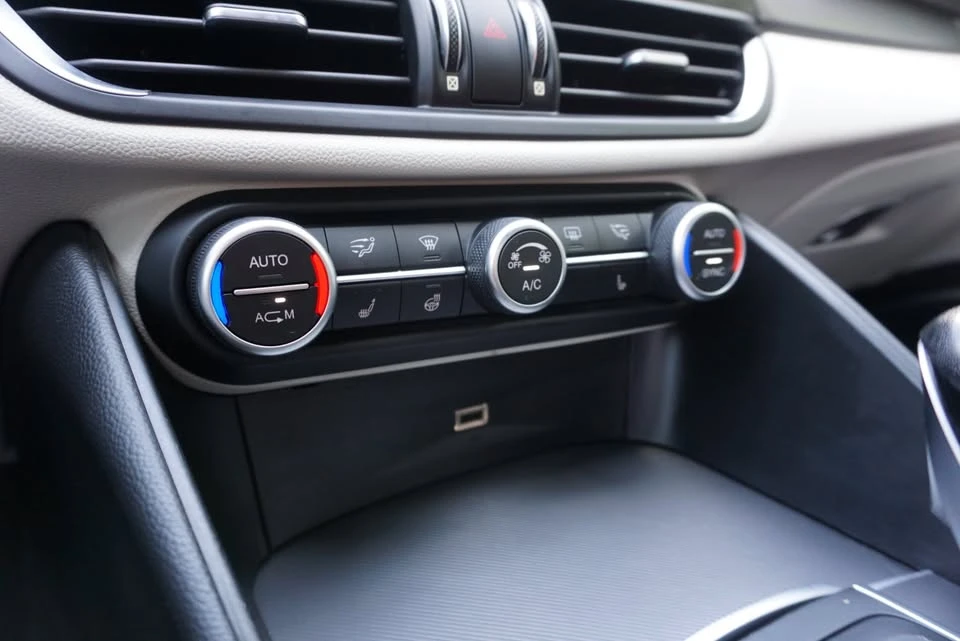 2018 Alfa Romeo Giulia - Image 19 of 20
