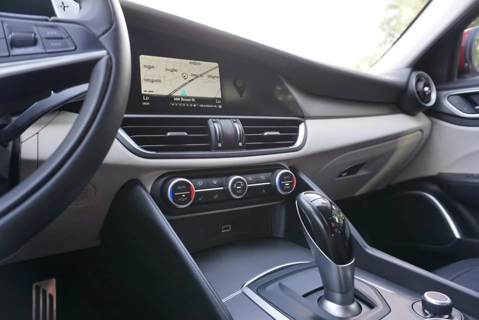 2018 Alfa Romeo Giulia - Image 17 of 20