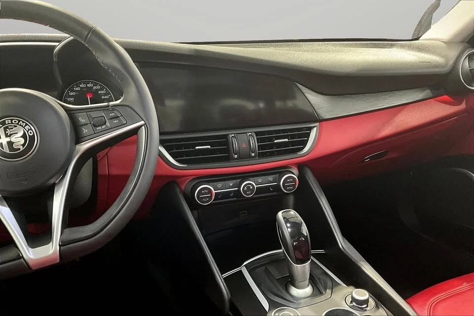 2018 Alfa Romeo Giulia - Image 9 of 10