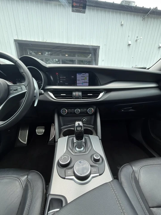 2018 Alfa Romeo Giulia - Image 12 of 18