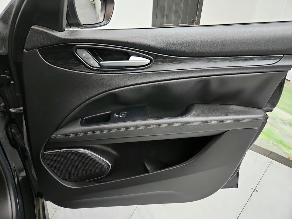 2018 Alfa Romeo Stelvio - Image 25 of 31