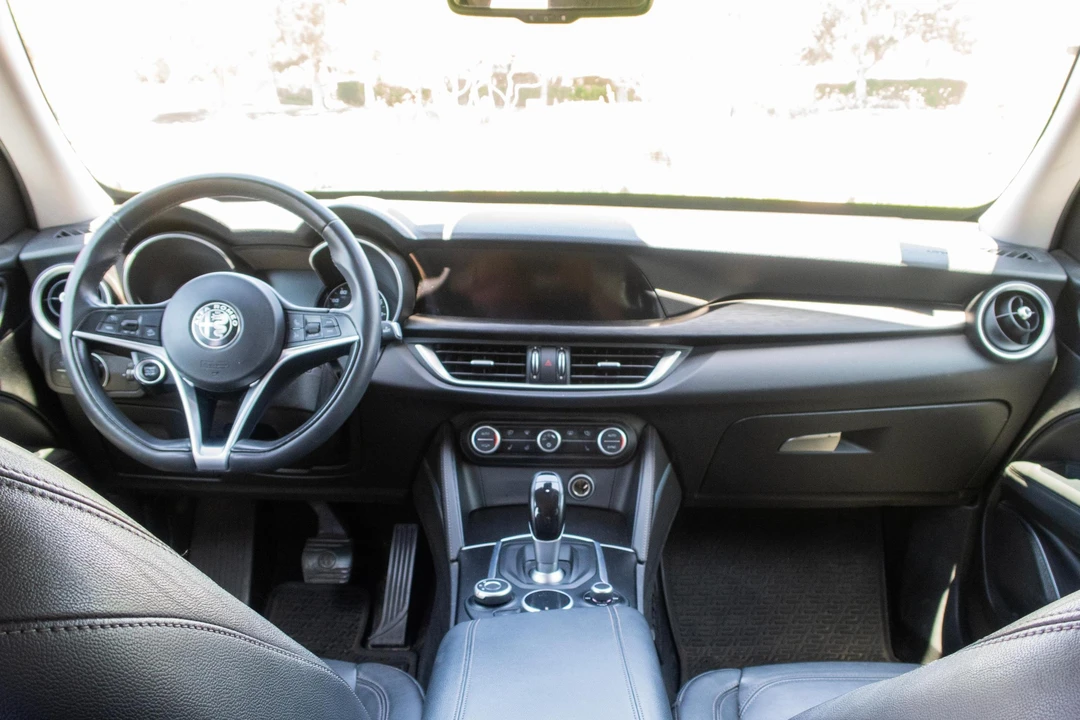 2018 Alfa Romeo Stelvio - Image 25 of 31