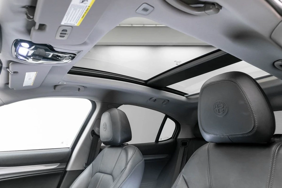 2018 Alfa Romeo Stelvio - Image 18 of 31