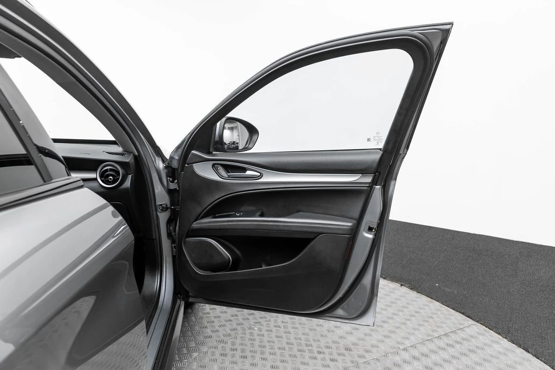 2018 Alfa Romeo Stelvio - Image 11 of 12