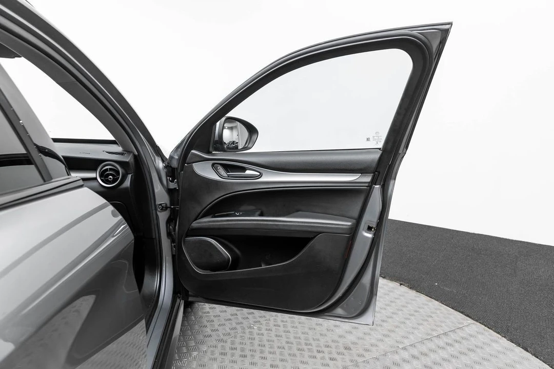 2018 Alfa Romeo Stelvio - Image 11 of 12