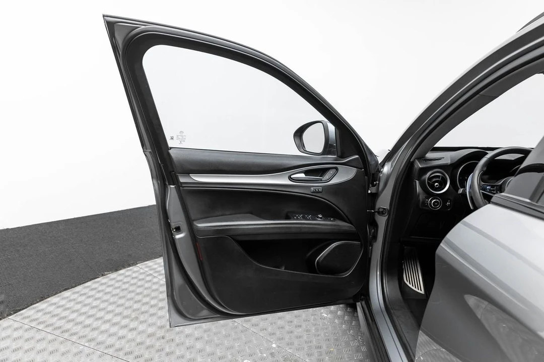 2018 Alfa Romeo Stelvio - Image 10 of 31