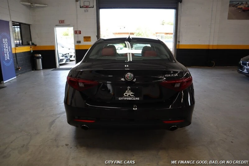 2018 Alfa Romeo Giulia - Image 8 of 20