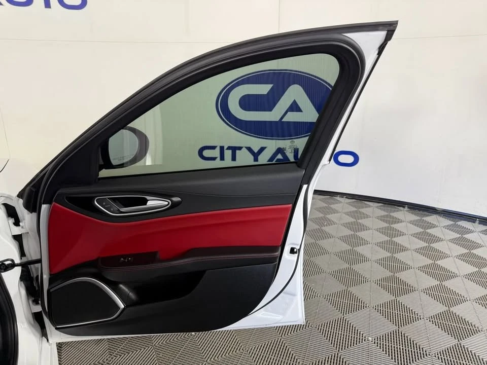 2018 Alfa Romeo Giulia - Image 12 of 20