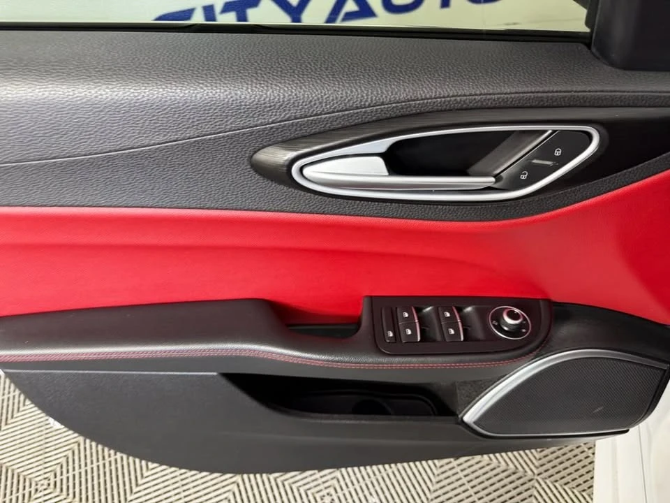 2018 Alfa Romeo Giulia - Image 17 of 20