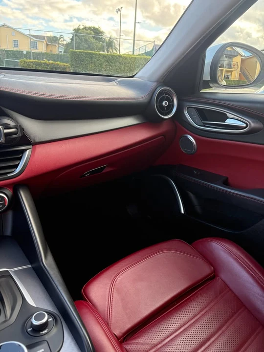 2018 Alfa Romeo Giulia - Image 13 of 18