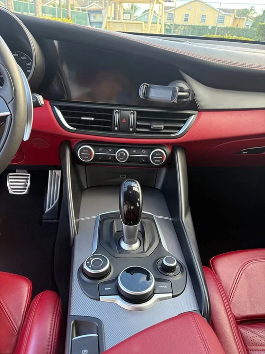 2018 Alfa Romeo Giulia - Image 8 of 18