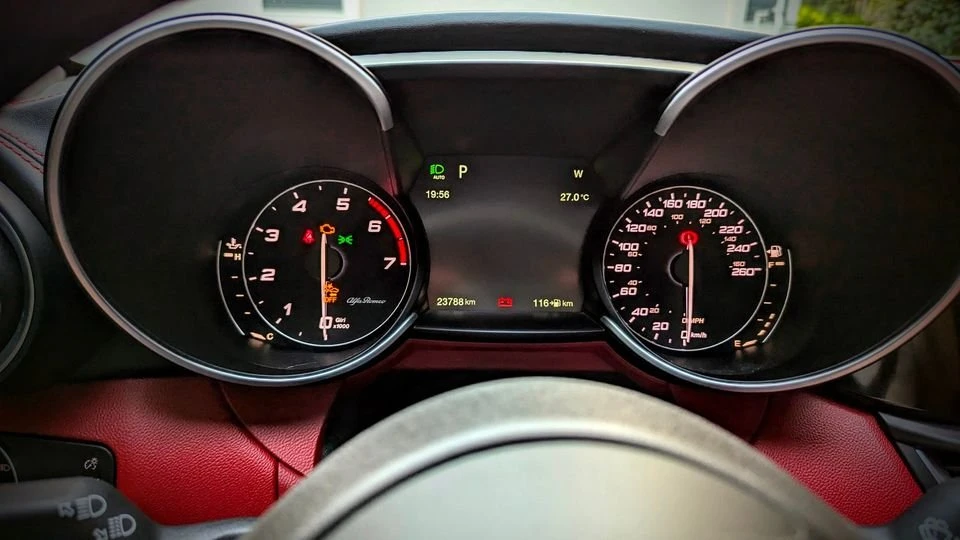 2018 Alfa Romeo Giulia - Image 14 of 20