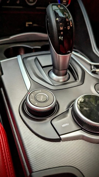2018 Alfa Romeo Giulia - Image 15 of 20