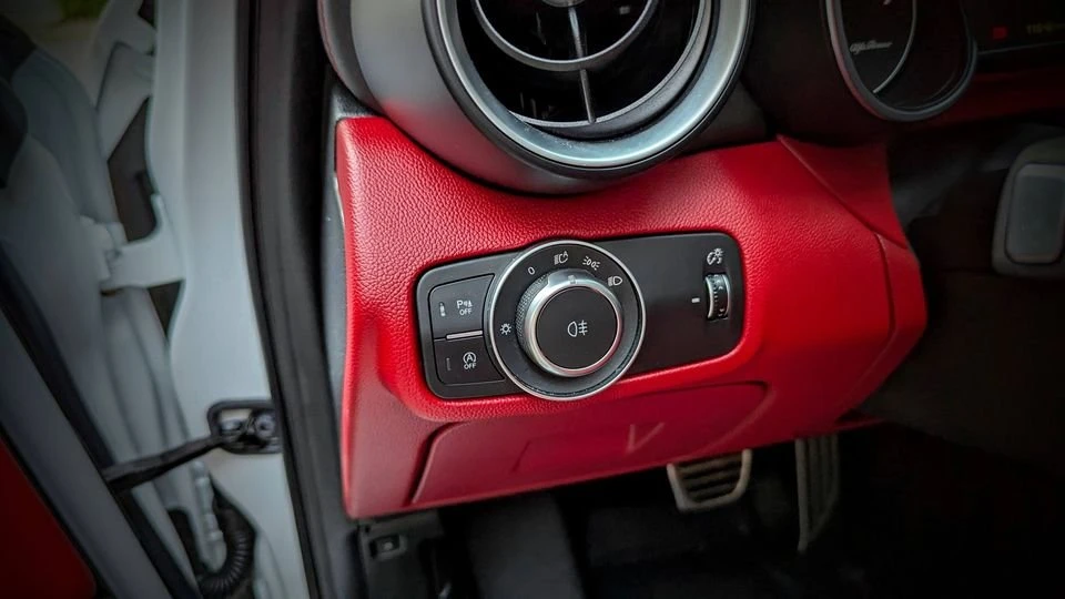 2018 Alfa Romeo Giulia - Image 17 of 20