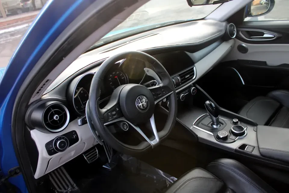 2018 Alfa Romeo Giulia - Image 13 of 20
