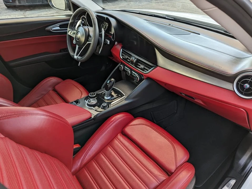 2018 Alfa Romeo Giulia - Image 15 of 19