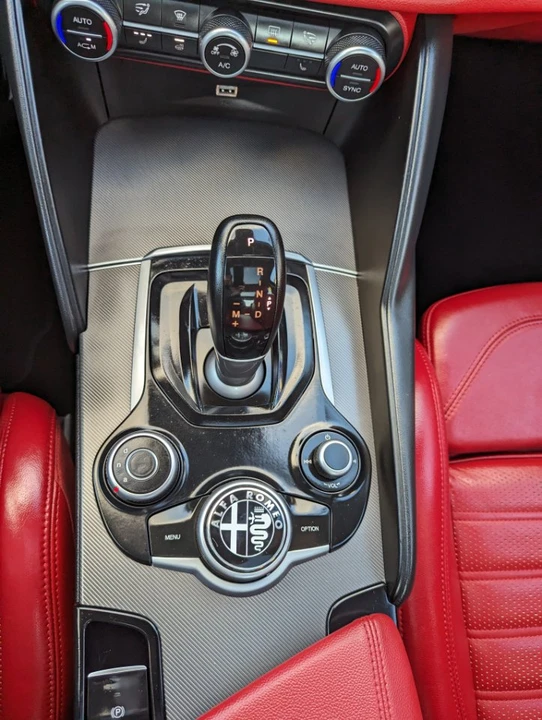 2018 Alfa Romeo Giulia - Image 15 of 19
