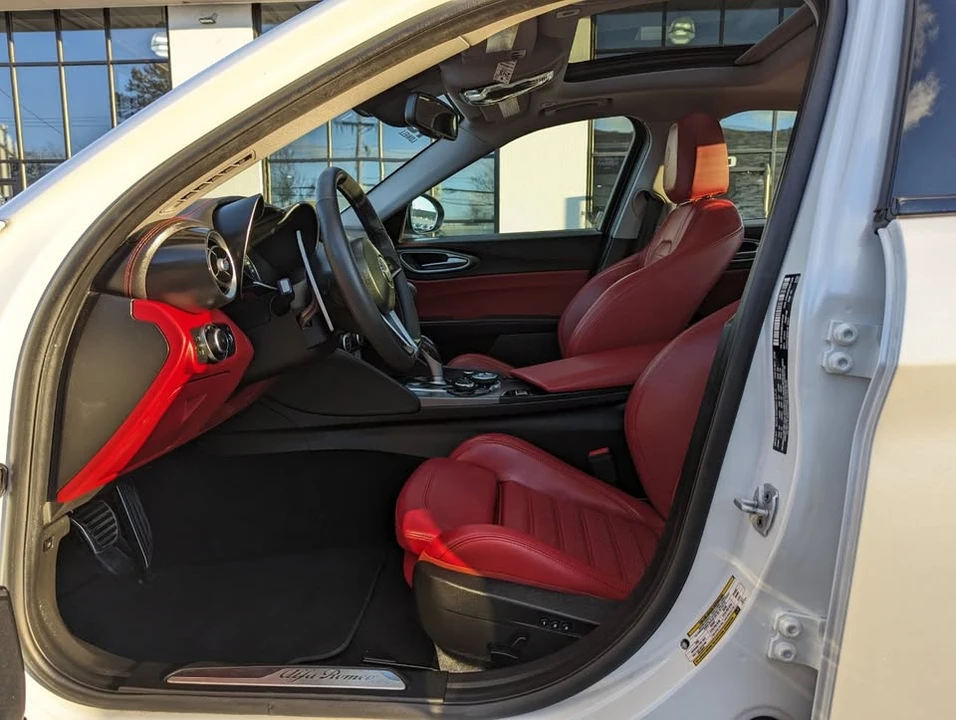 2018 Alfa Romeo Giulia - Image 6 of 19